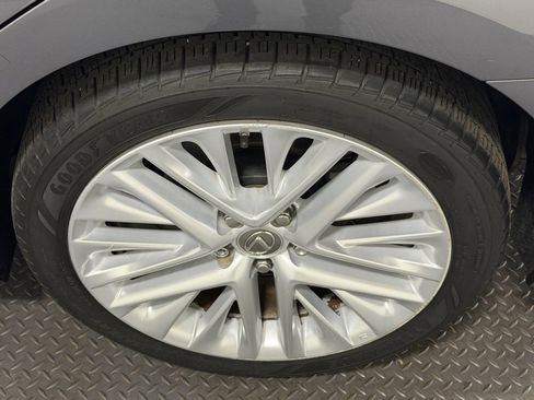 Used 2016 Lexus ES 350 w/ Luxury Package w/Wood Trim image 21