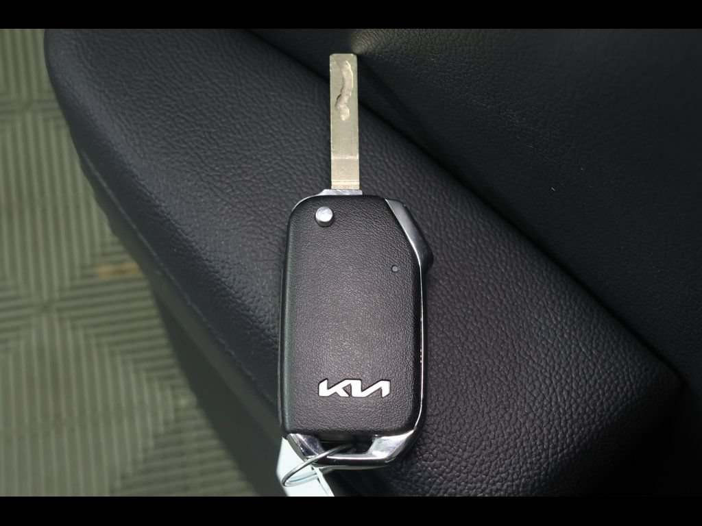 Used 2025 Kia Soul LX w/ LX Technology Package FWD image 27