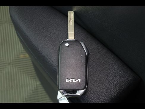 Used 2025 Kia Soul LX w/ LX Technology Package FWD image 27