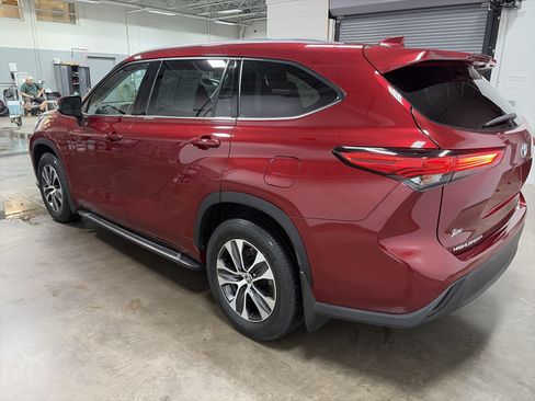 Used 2021 Toyota Highlander XLE AWD/4WD image 5