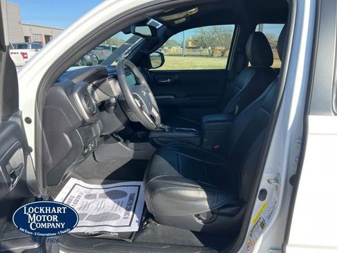 Used 2018 Toyota Tacoma TRD Sport w/ Technology Package image 11