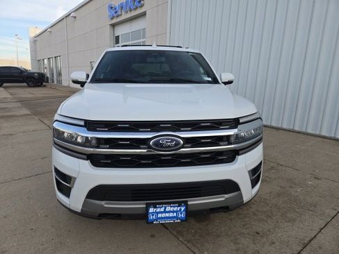 Used 2023 Ford Expedition Limited image 3
