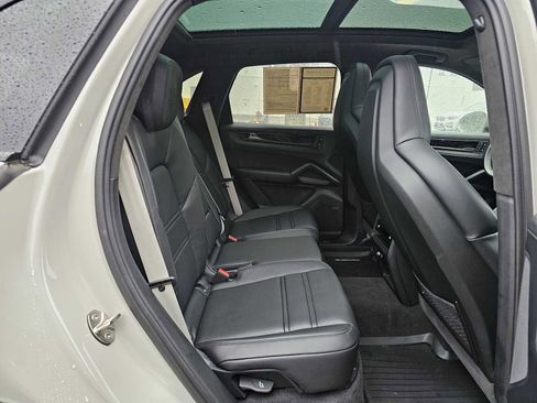 Used 2025 Porsche Cayenne GTS AWD/4WD image 12