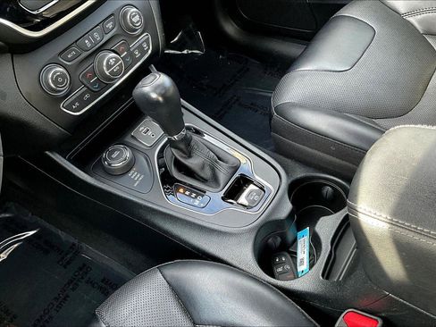 Used 2022 Jeep Cherokee Limited image 12