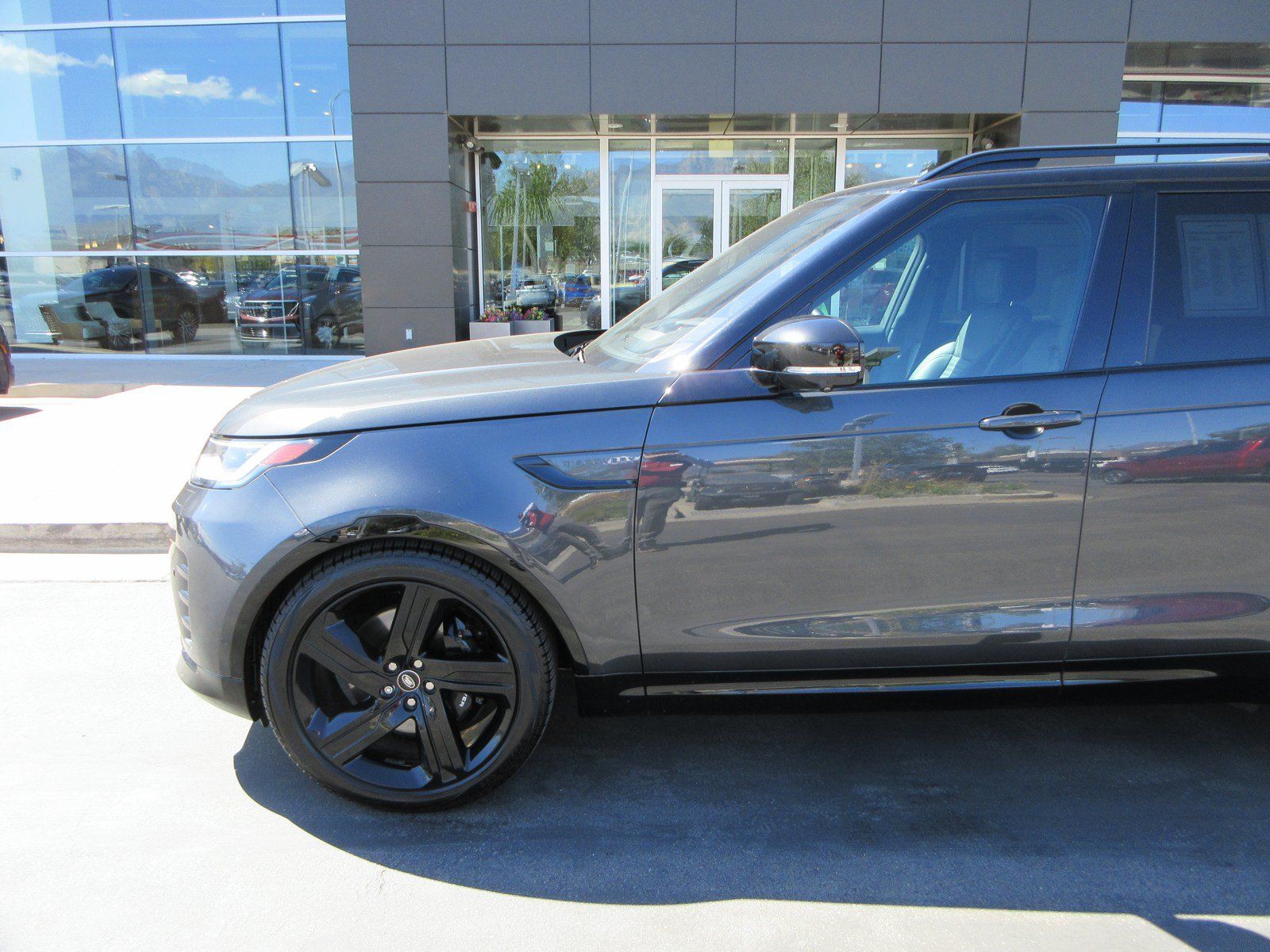 Used 2023 Land Rover Discovery Metropolitan Edition AWD/4WD image 2