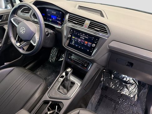 Used 2023 Volkswagen Tiguan SE FWD image 12