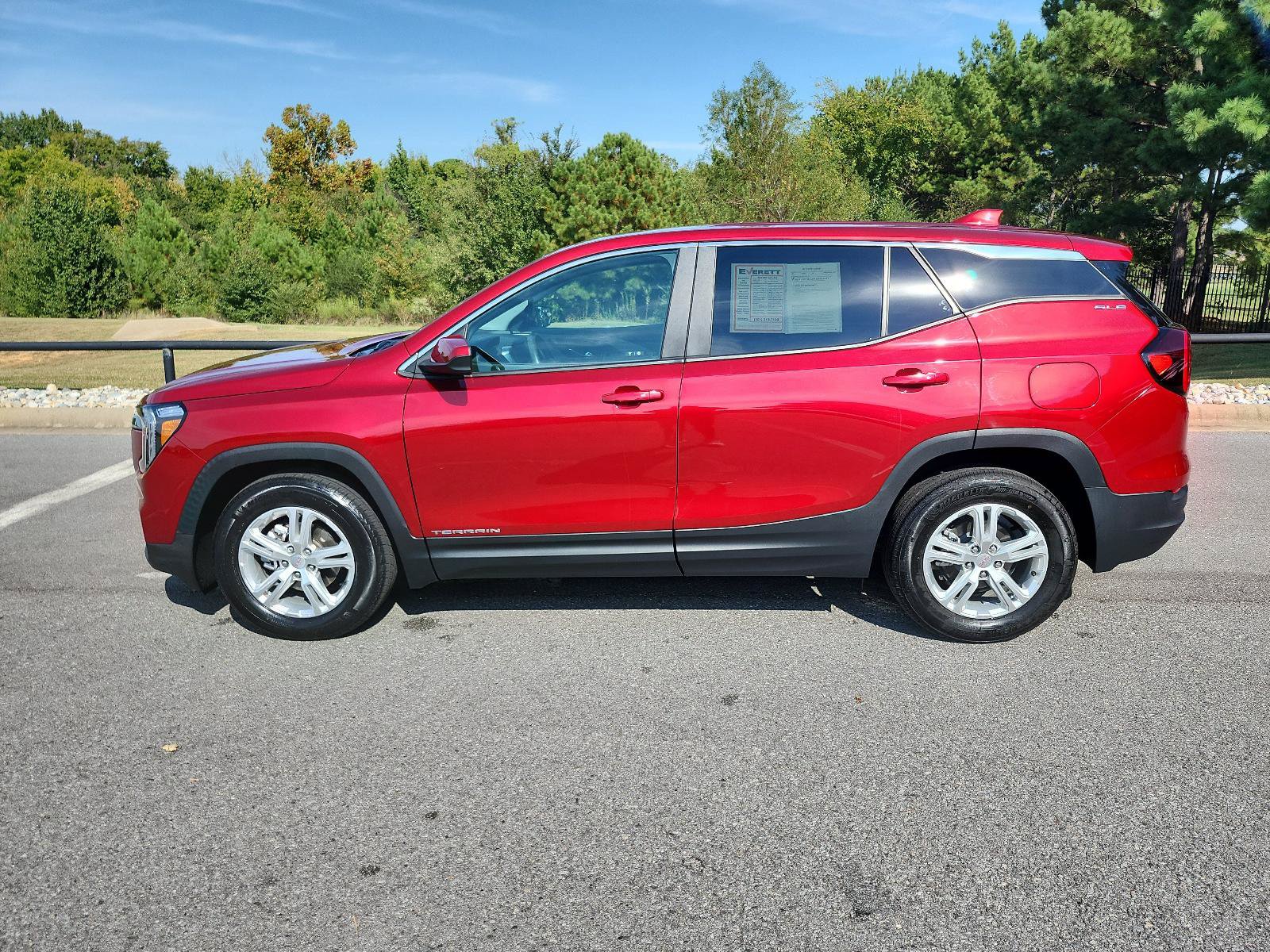 Certified 2024 GMC Terrain SLE FWD image 2