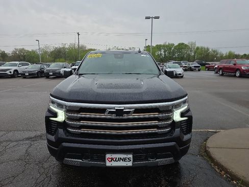 Used 2022 Chevrolet Silverado 1500 High Country w/ High Country Premium Package AWD/4WD image 14
