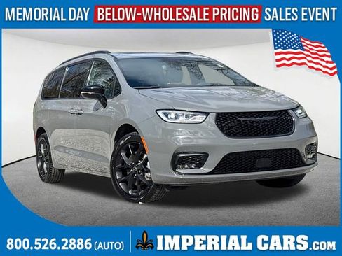 Used 2025 Chrysler Pacifica Limited AWD/4WD image 1