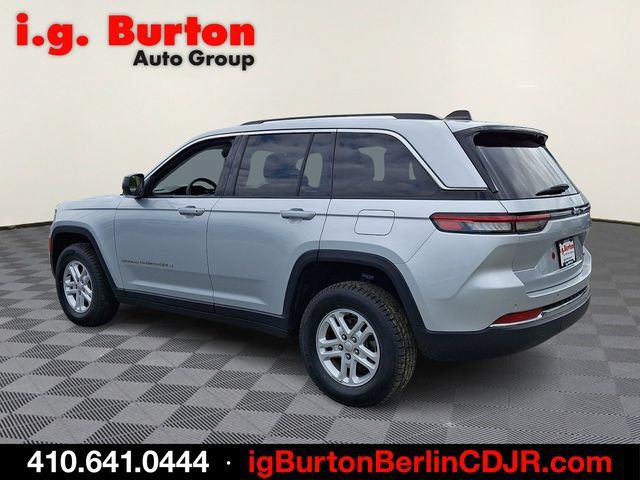 Used 2023 Jeep Grand Cherokee Laredo RWD image 4