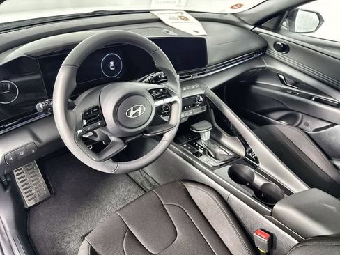 Used 2025 Hyundai Elantra SEL FWD image 22