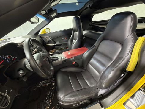 Used 2006 Chevrolet Corvette Coupe w/ Performance Package RWD image 13