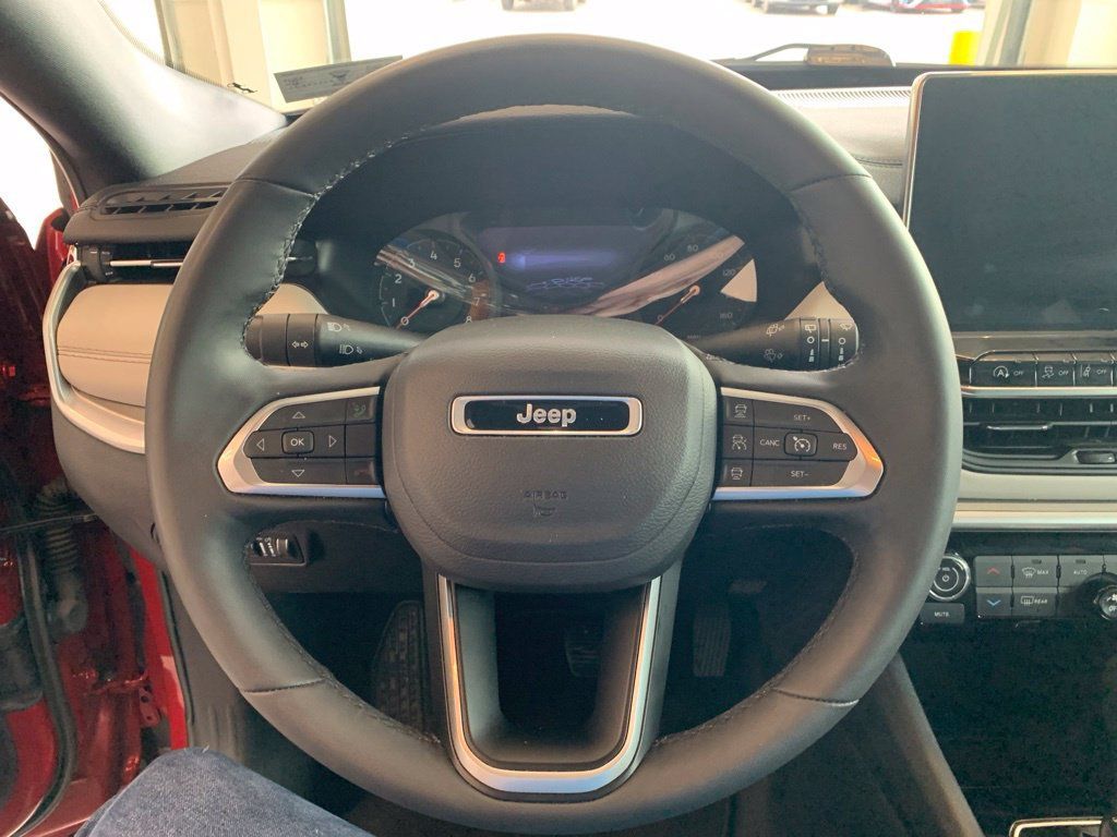 Used 2025 Jeep Compass Limited AWD/4WD image 4