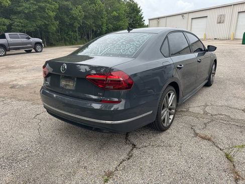 Used 2018 Volkswagen Passat 2.0T R-Line w/ R-Line Lighting Package FWD image 8