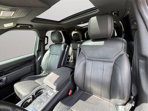 Used 2019 Land Rover Discovery SE AWD/4WD image 17