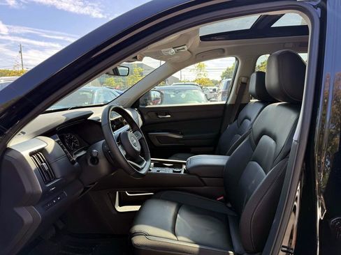 Certified 2025 Nissan Pathfinder SL w/ SL Premium Package image 14