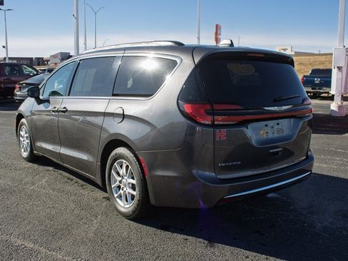 Used 2022 Chrysler Pacifica Touring-L image 5