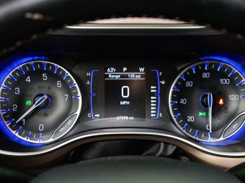 Used 2018 Chrysler Pacifica Touring-L image 11