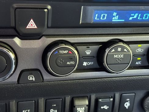 Used 2022 Toyota Tacoma TRD Sport w/ Technology Package AWD/4WD image 28