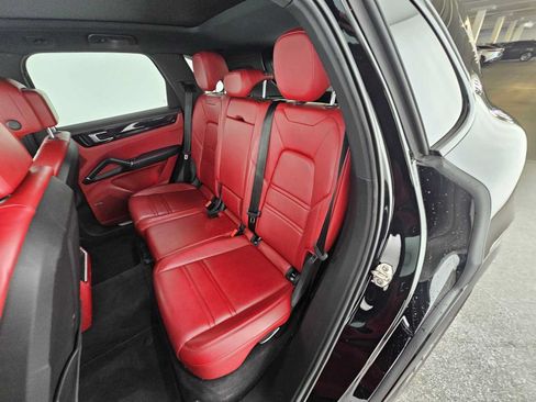 Used 2021 Porsche Cayenne AWD/4WD image 17