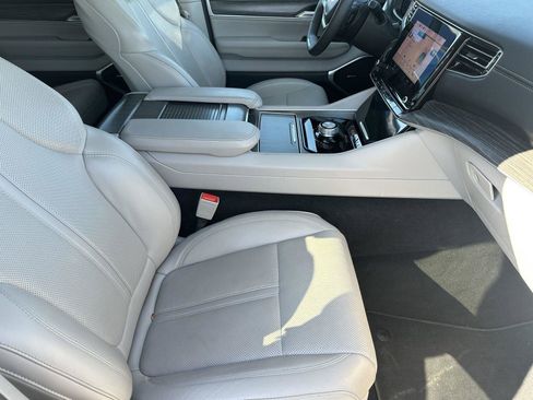 Used 2024 Jeep Wagoneer L Series II image 29