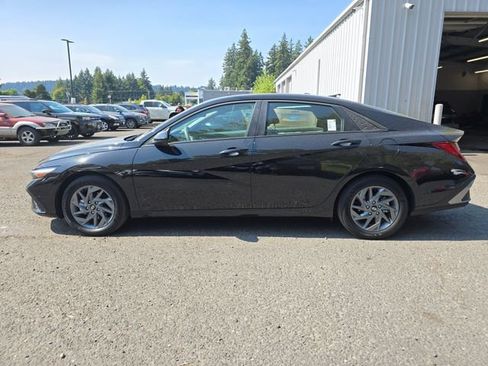 Used 2025 Hyundai Elantra Hybrid FWD image 6