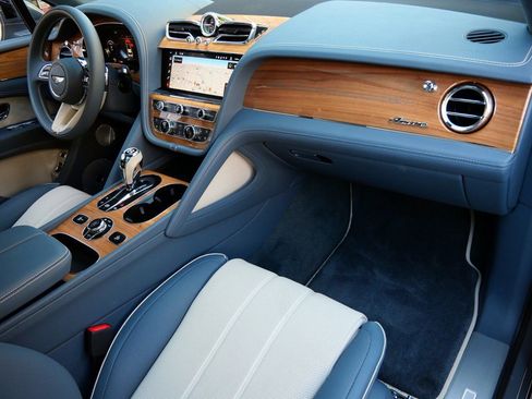Used 2025 Bentley Bentayga image 26