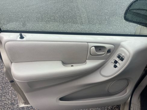 Used 2007 Chrysler Town & Country w/ Popular Equipment Group I image 26