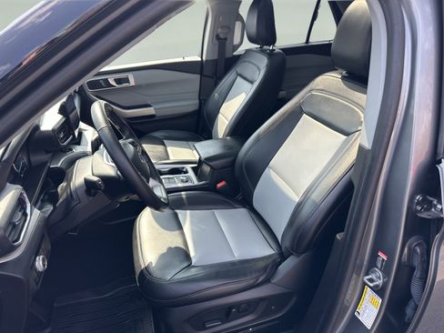 Used 2023 Ford Explorer XLT w/ Equipment Group 202A image 9
