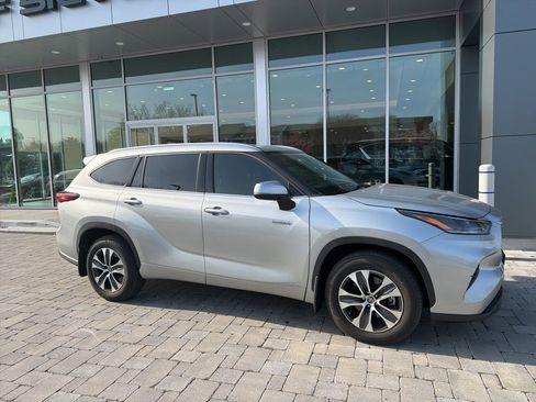 Used 2021 Toyota Highlander XLE image 4