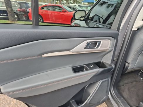 Used 2025 Ford Explorer Active RWD image 16