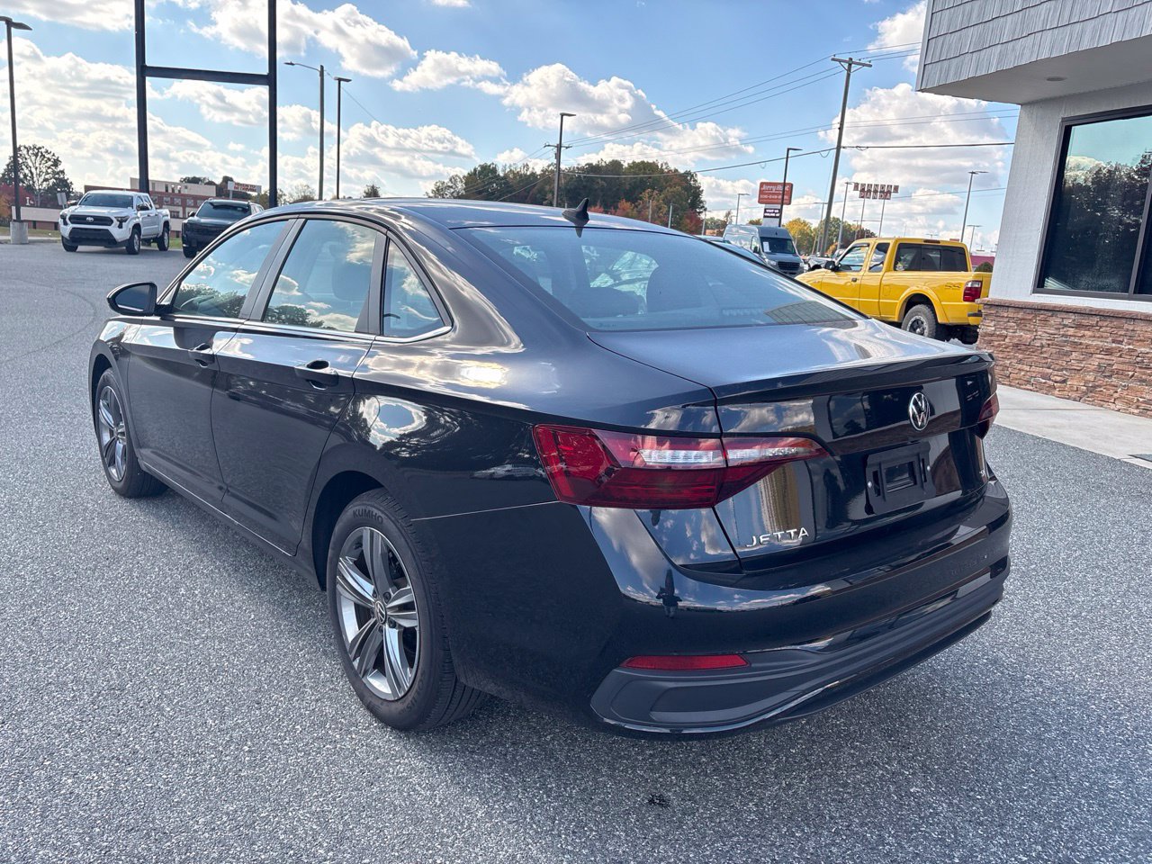Used 2023 Volkswagen Jetta SE w/ Panoramic Sunroof Package FWD image 7