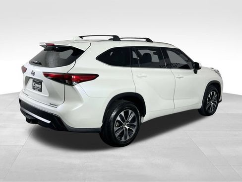 Used 2021 Toyota Highlander XLE AWD/4WD image 19