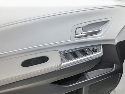 Used 2026 Toyota Sienna XLE image 13