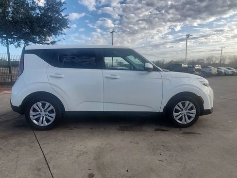 Used 2023 Kia Soul LX image 2