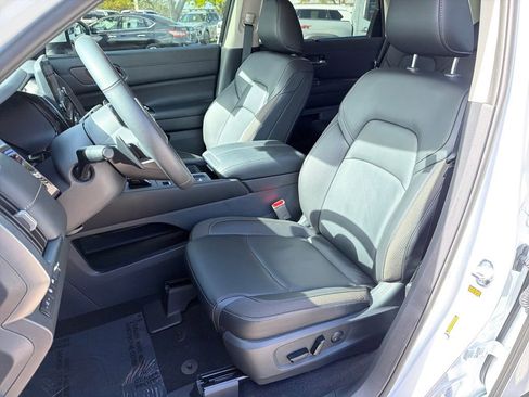 Certified 2025 Nissan Pathfinder SL image 30