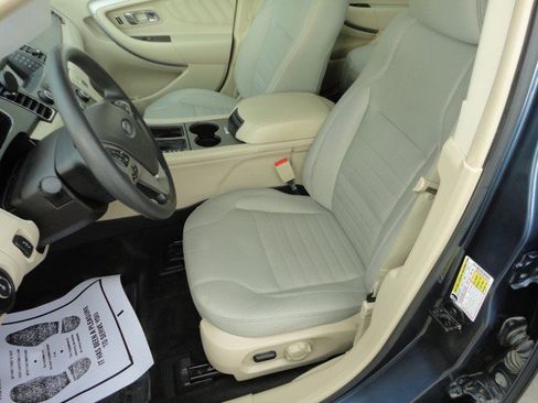 Used 2018 Ford Taurus SE image 4