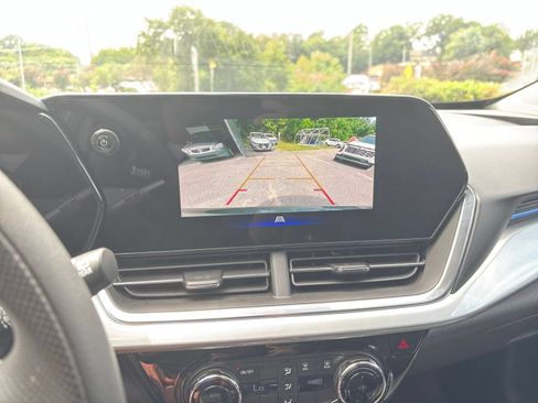 Used 2025 Chevrolet Trax LT FWD image 21