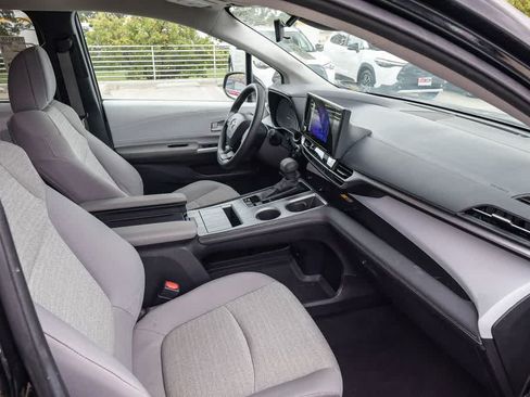 Used 2025 Toyota Sienna LE FWD image 16