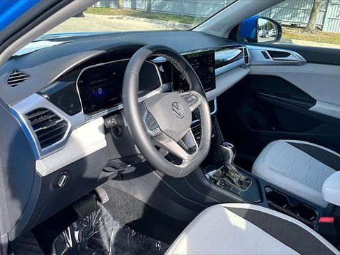 Certified 2025 Volkswagen Taos SE image 14