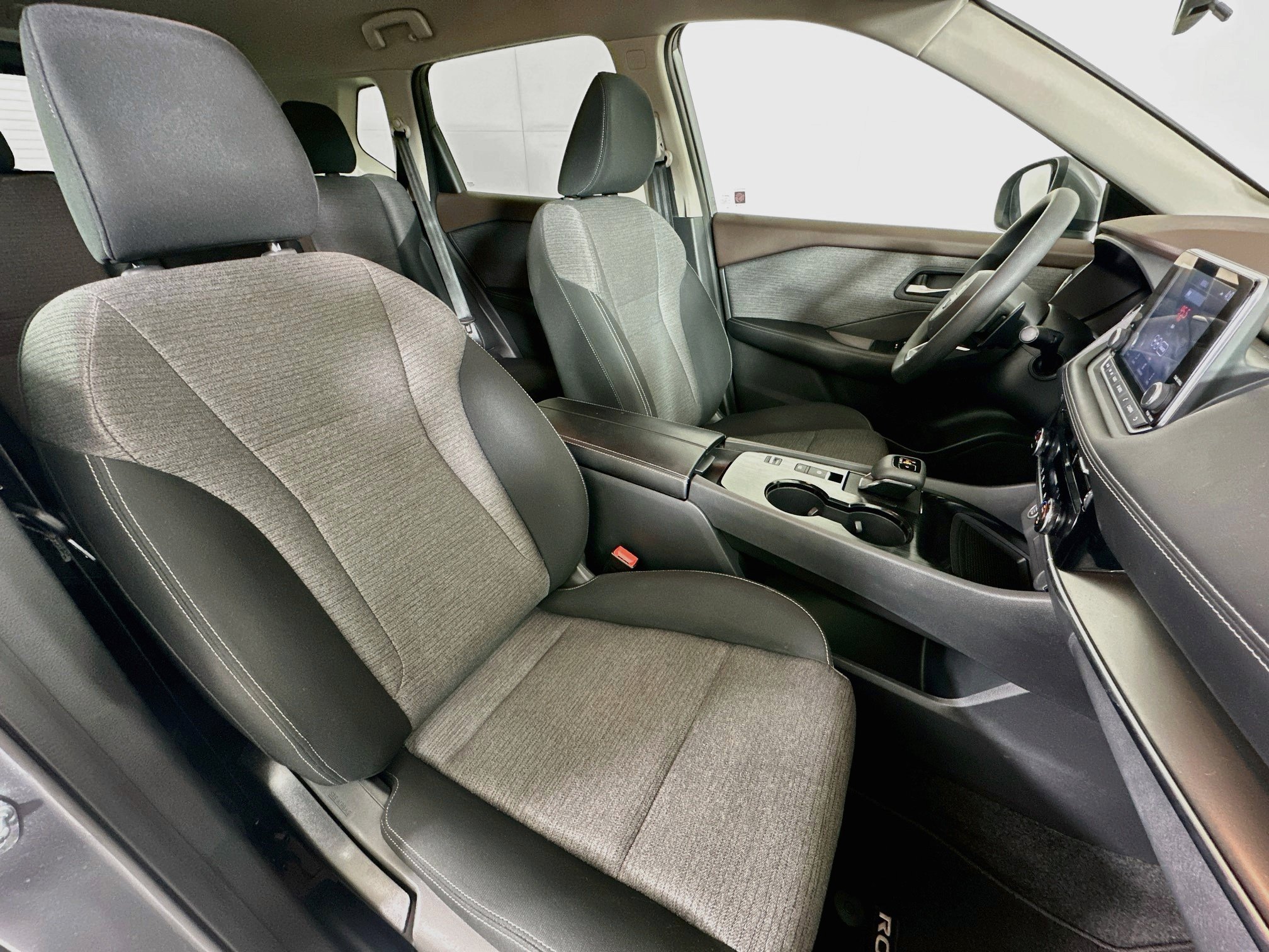 Used 2023 Nissan Rogue SV FWD image 30