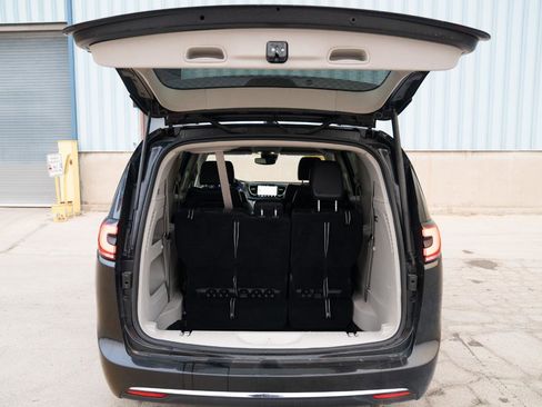 Used 2022 Chrysler Pacifica Touring-L image 16