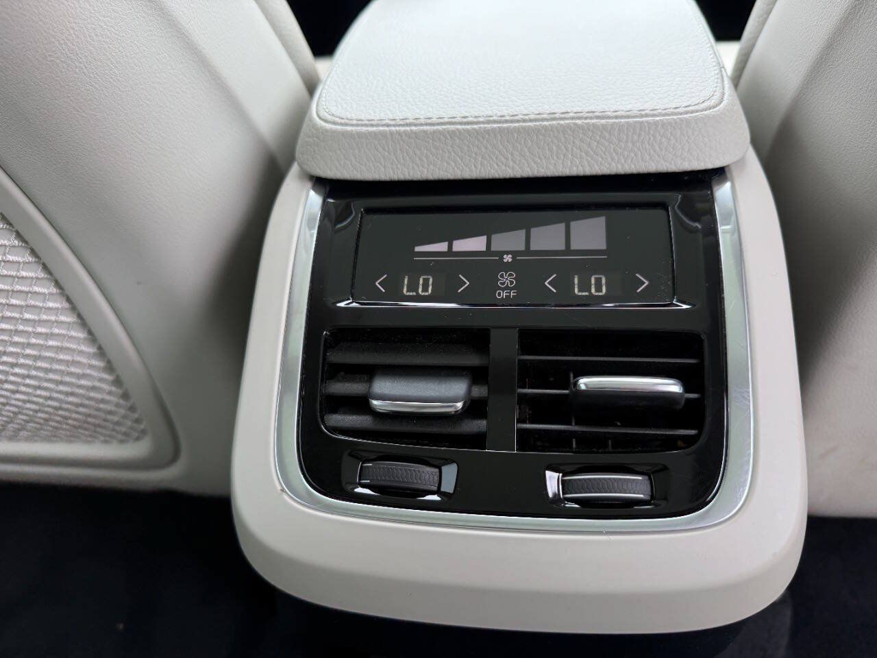 Used 2016 Volvo XC90 T6 Momentum w/ Momentum Plus Package AWD/4WD image 38