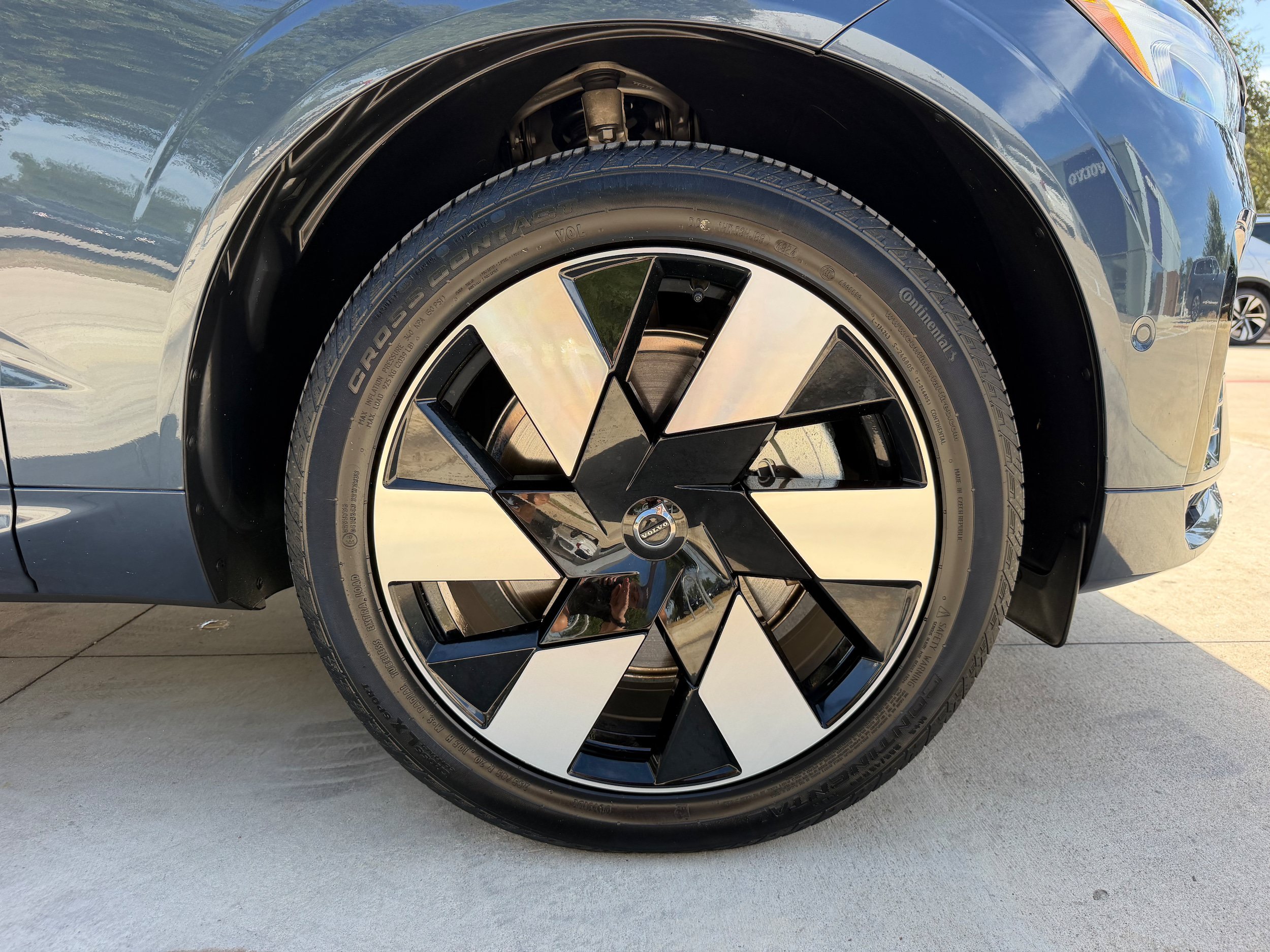 Certified 2025 Volvo XC60 T8 Plus w/ Protection Package Premier AWD/4WD image 9