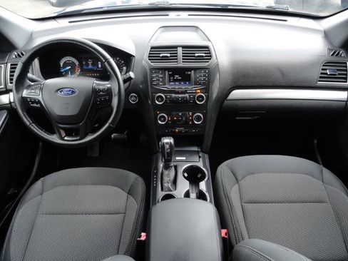 Used 2018 Ford Explorer XLT image 6