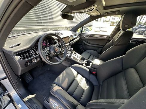Certified 2025 Porsche Macan AWD/4WD image 4
