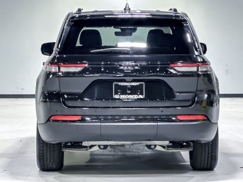 Used 2025 Jeep Grand Cherokee Altitude AWD/4WD image 9
