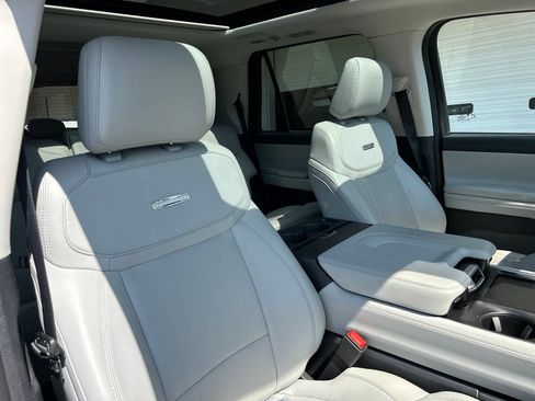 Used 2025 Ford Expedition Platinum w/ Driver's Package AWD/4WD image 17