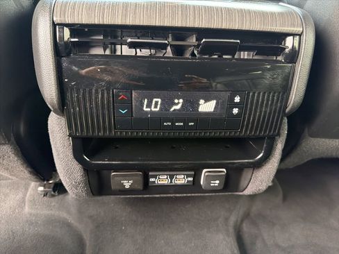 Used 2024 Jeep Wagoneer L Series II w/ Flexible Seating Group AWD/4WD image 9