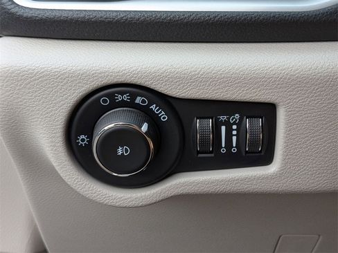 Certified 2022 Chrysler Pacifica Touring-L image 14